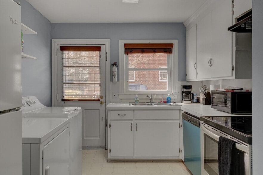 Building Photo - 814 N Buchanan Blvd