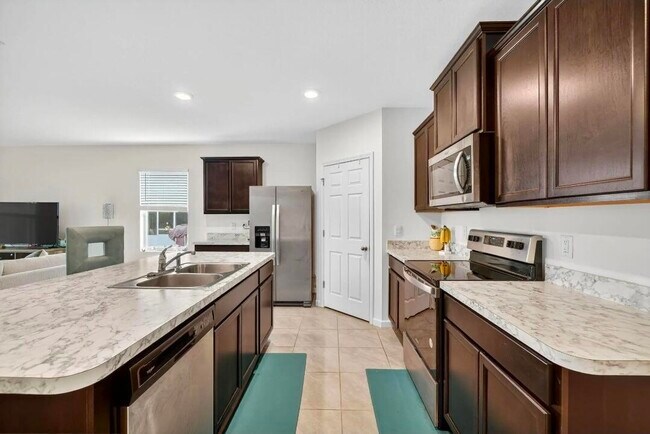 Building Photo - 543 SW Whitmore Dr