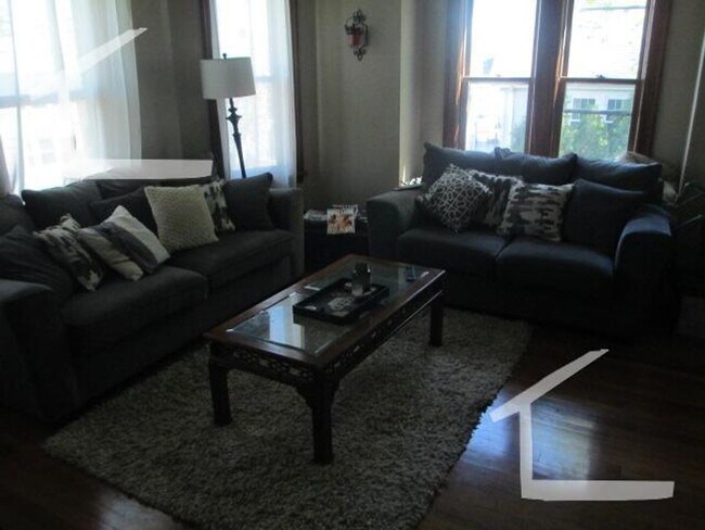 Building Photo - 9/1 Spacious 3BR with balcony, w/d in unit...