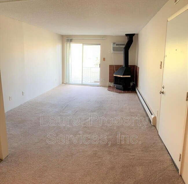 Building Photo - 1300 Golden Cir