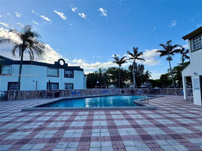 Building Photo - 9731 Fontainebleau Blvd