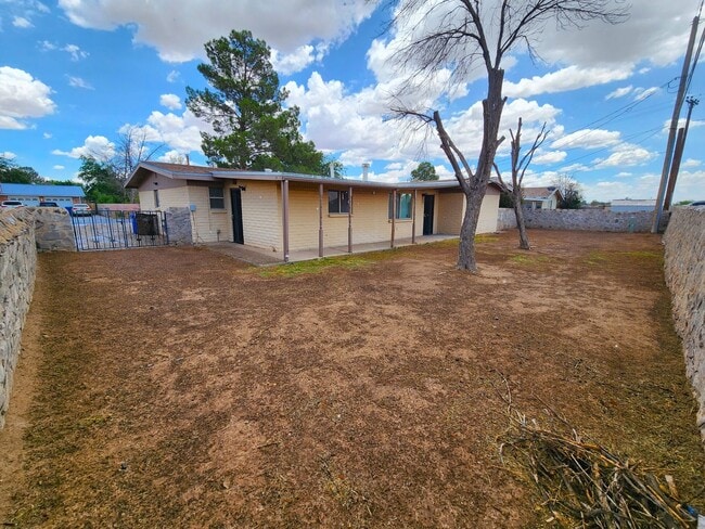 Building Photo - 1795 Carlyle Dr