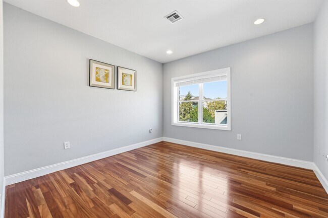 Building Photo - 215 Manhattan Ave