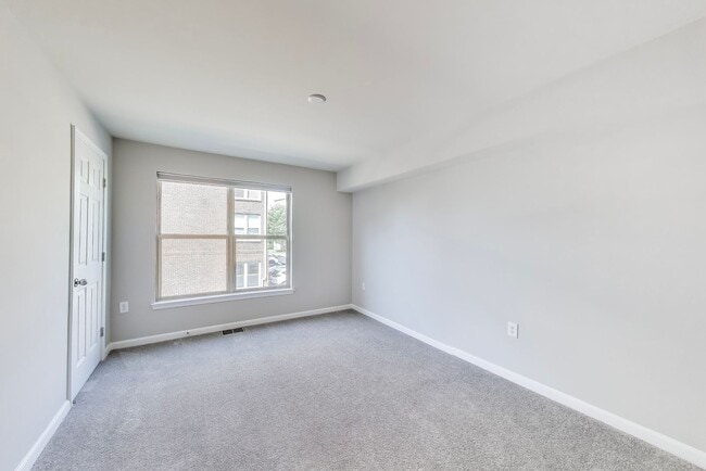 Building Photo - Elegant 3 bedroom, 2.5 bath townhome in Crown Farm