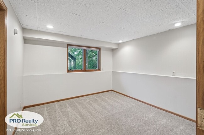 Building Photo - 4 Bedroom Home **50% off December's Rent w...