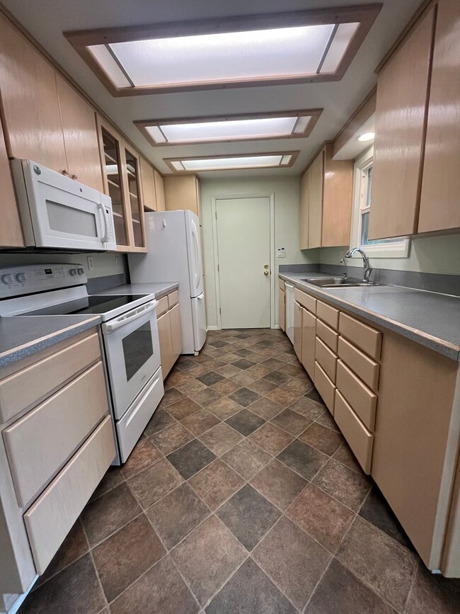 Building Photo - 2-Bedroom 1-Bathroom home off River Road