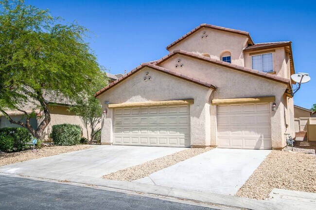 Building Photo - Cute 5 Bedroom Home with a 3 Car Garage!