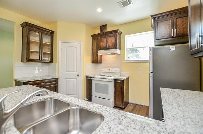 Building Photo - 239 Broadhurst Dr