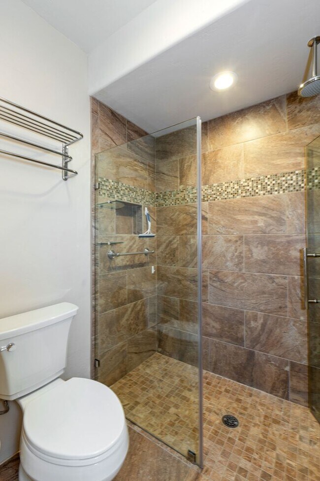 Building Photo - Country living at its finest!