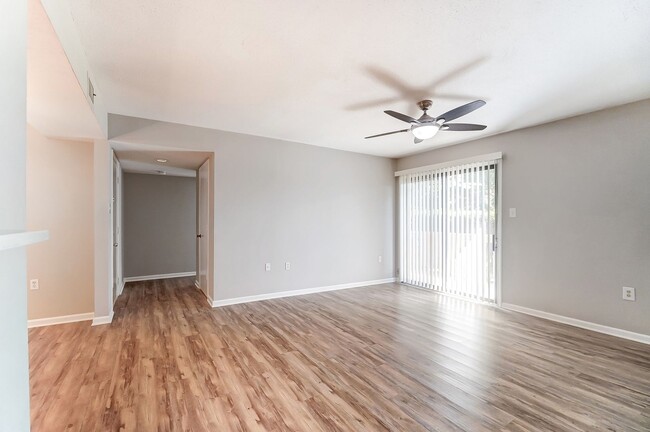 Building Photo - Fully Renovated 2 Bedroom Condo!