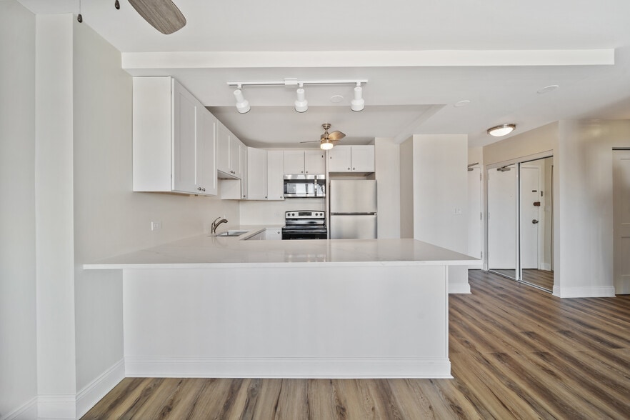 Building Photo - 1460 N Sandburg Ter