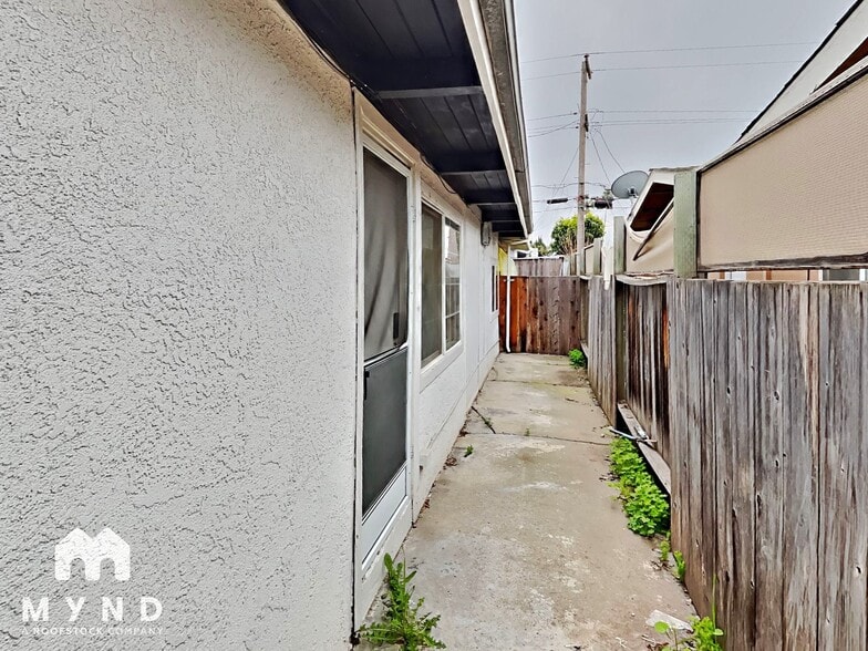 Building Photo - 1844 La Porte Ave