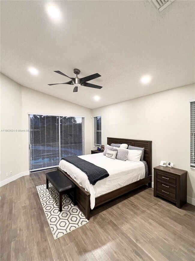 Building Photo - 3806 Oak Ridge Cir