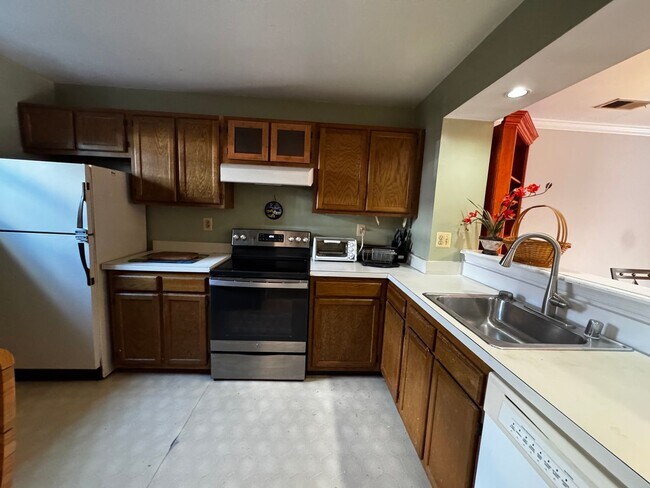 Building Photo - Furnished 2BR, 2BA Condo with Backyard in ...