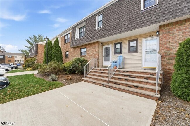 Building Photo - 2606 Trafalgar Square