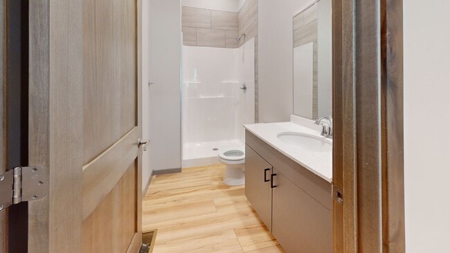 Building Photo - Remodeled 10 Bedroom House in Dinkytown!