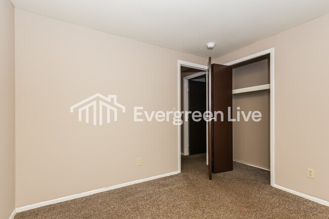 Building Photo - 5636 Troy Villa Blvd