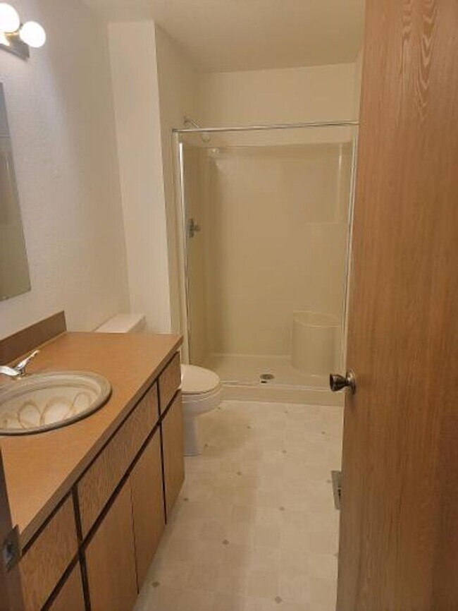 Building Photo - Classic North Tacoma 4 Bedroom Tri-Level with Peak a Boo View!