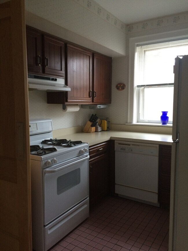 Kitchen - 1218 Central St