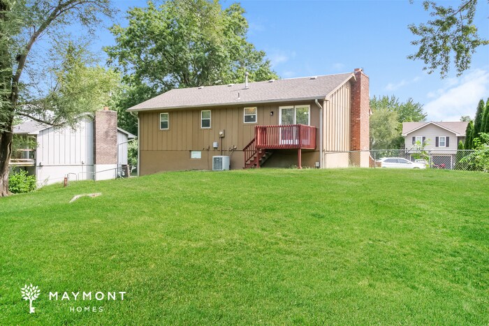 Building Photo - 700 Zay Dr