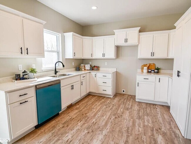 Building Photo - 2501 N Terrace Dr