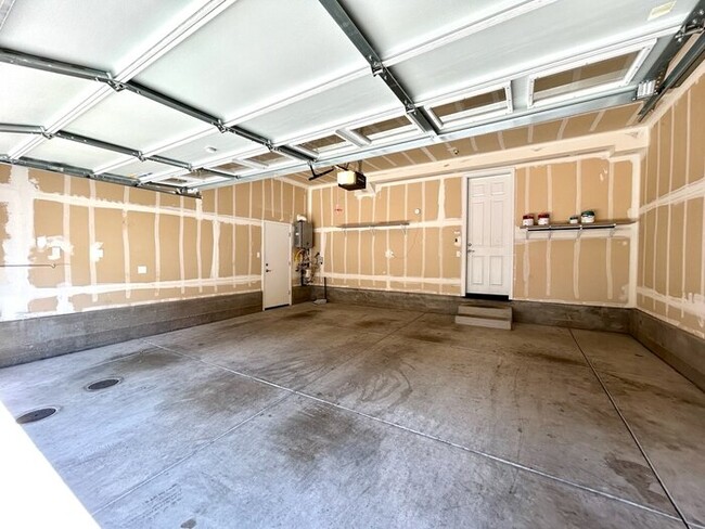 Building Photo - Beautiful 3 Bedroom 2.5 Bathroom in Gated ...