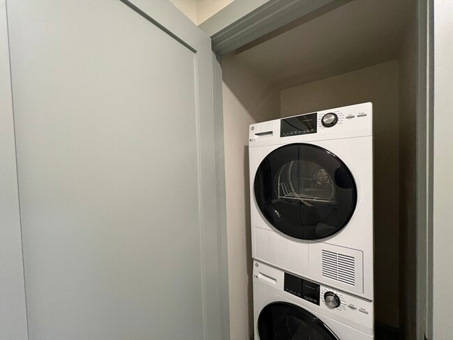 Building Photo - 160 Seabury St