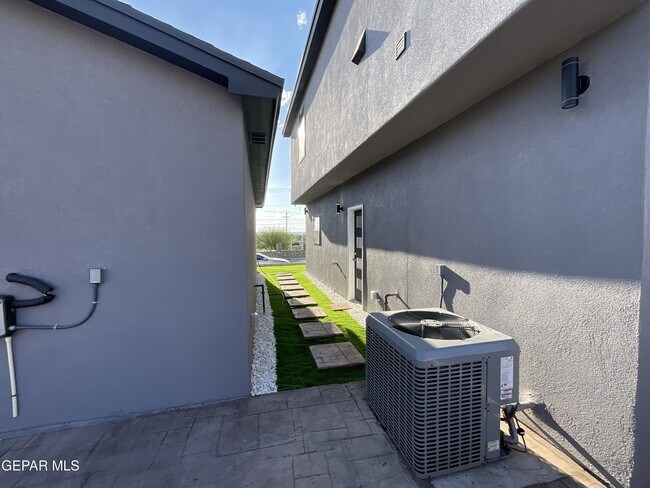 Building Photo - 300 Ruby Dr