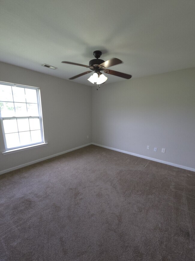 Building Photo - 105 Zippo Pine Dr