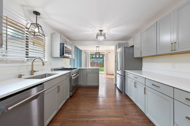 Building Photo - Home with private Long Lake community beac...