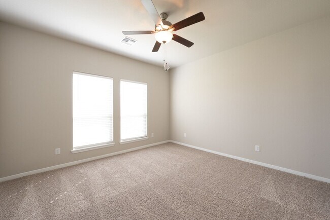 Building Photo - Spacious 4 Bedroom Home in South Temple – ...