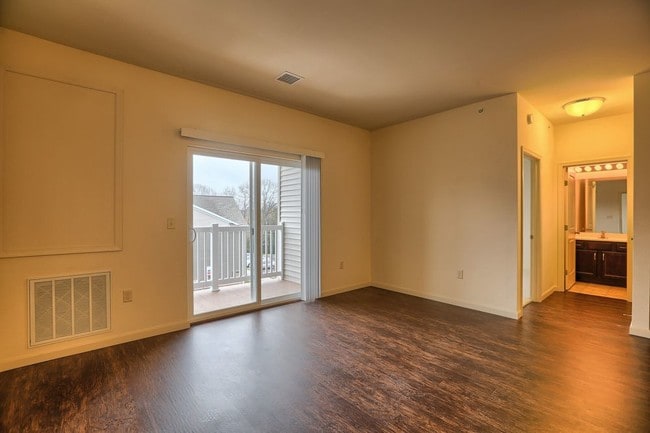 Building Photo - 200 Holly Tree Rd