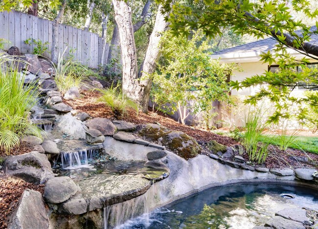 Building Photo - Luxurious Short Term Lease in Atherton: Ov...