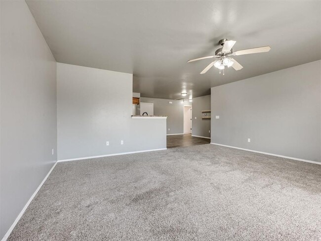 Building Photo - 609 E Linden Ln