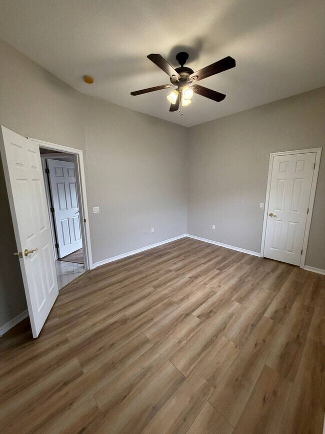 Building Photo - Welcome to your private Florida retreat in Lakeland!