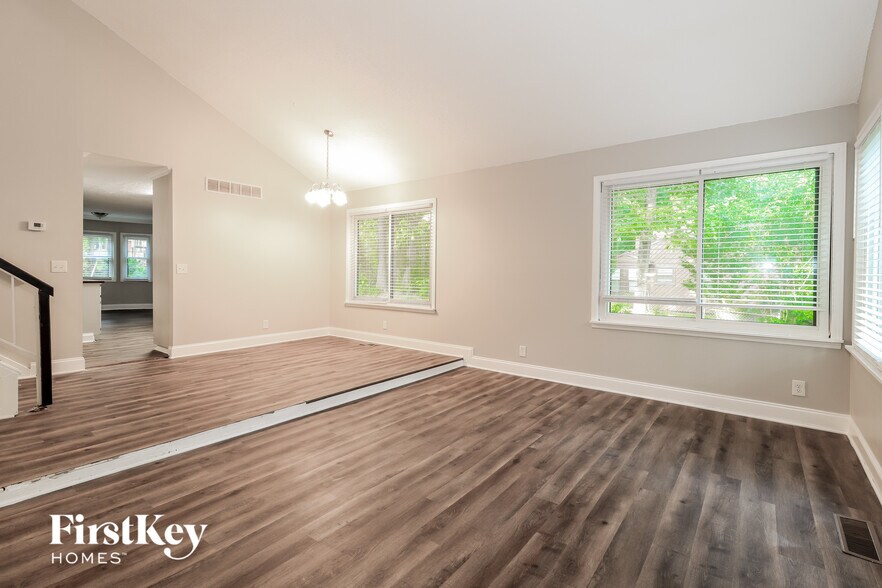Building Photo - 2668 Royal Oak Ct
