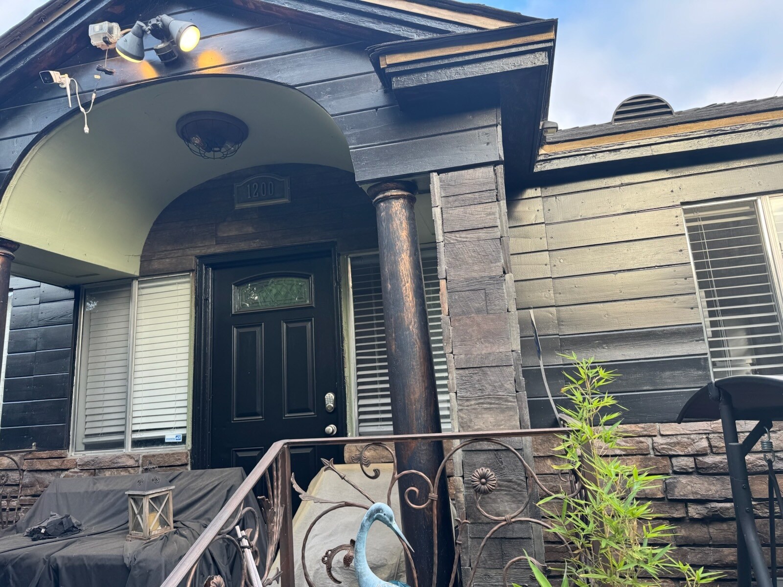 Building Photo - 1200 Tamarind Ave