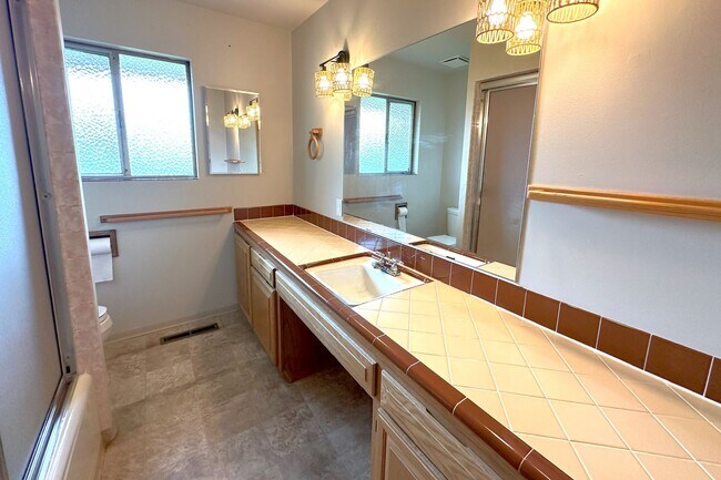 Building Photo - 3 bd Rambler in View Ridge Neighborhood