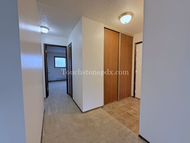 Building Photo - Updated 2 Bdrm Apartment with Balcony in Sellwood Moreland Neighborhood