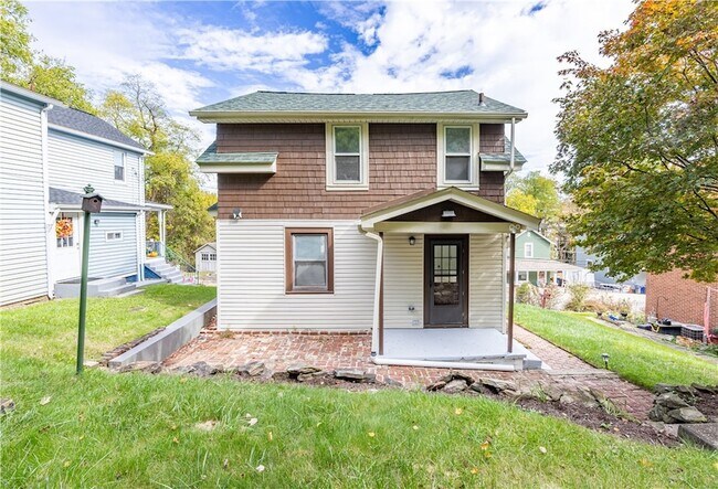 Building Photo - 232 St Clair St