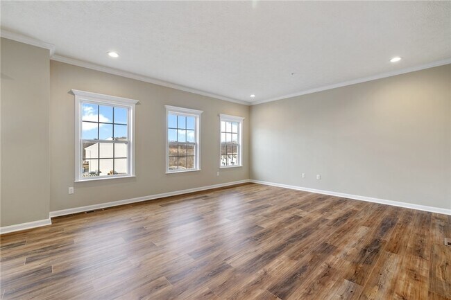 Building Photo - 2858 Canterbury Dr