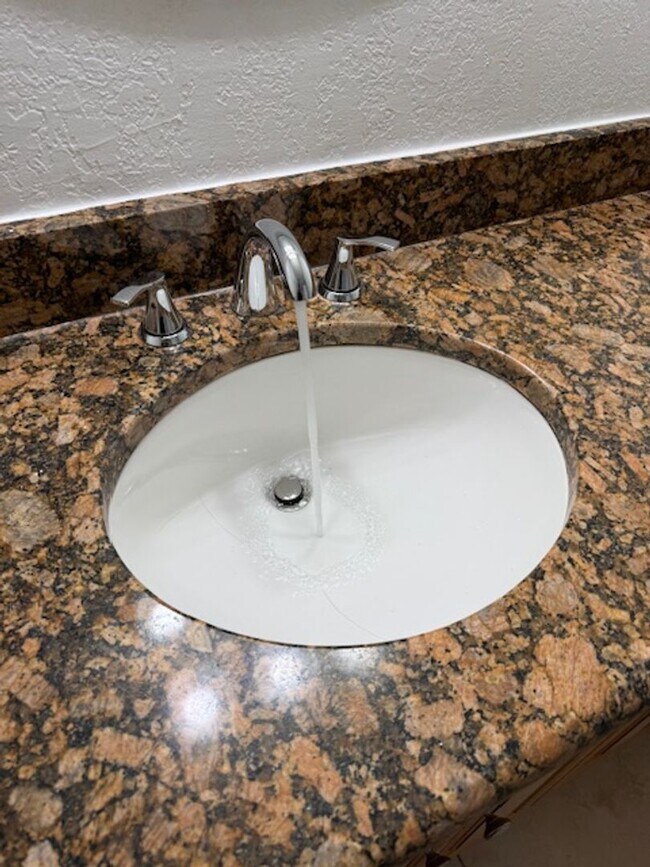 Building Photo - Privately owned 3 bedroom condo