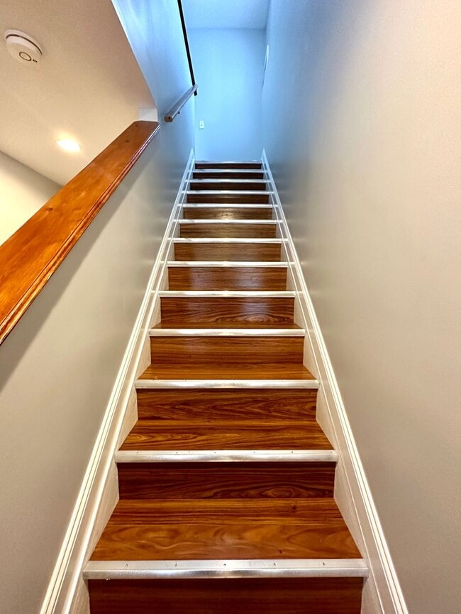 Building Photo - Charming 3 Bedroom/2.5 Bathroom Townhome in Hampden!