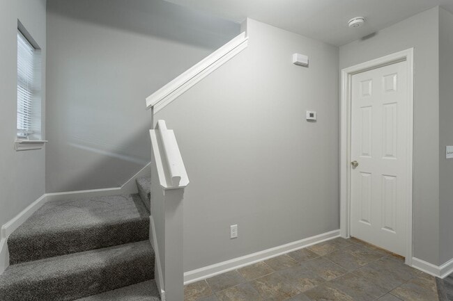 Building Photo - 2 Bedroom, 2 Bath Townhome with Private Patio Near I-75 & Hamilton Place