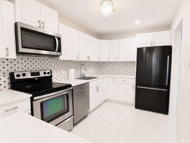 Building Photo - 20505 E Country Club Dr