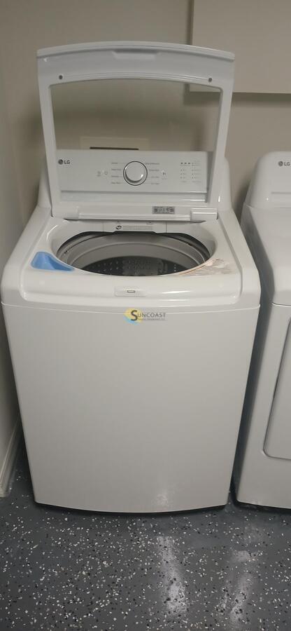 Building Photo - 2/2 COMES WITH NEW WASHER AND DRYER IN PAL...