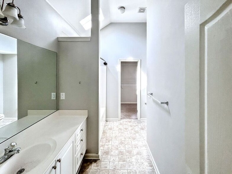 Building Photo - 145 Village Dr