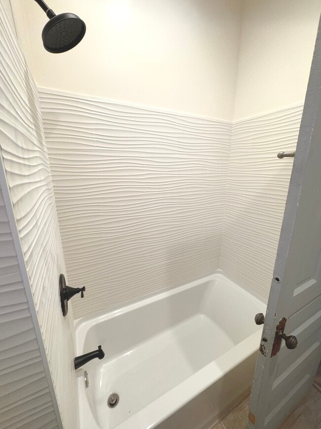 Building Photo - 2927 N Sacramento Ave