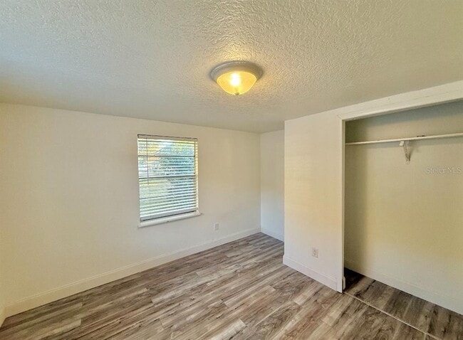 Building Photo - 715 E Silver Star Rd