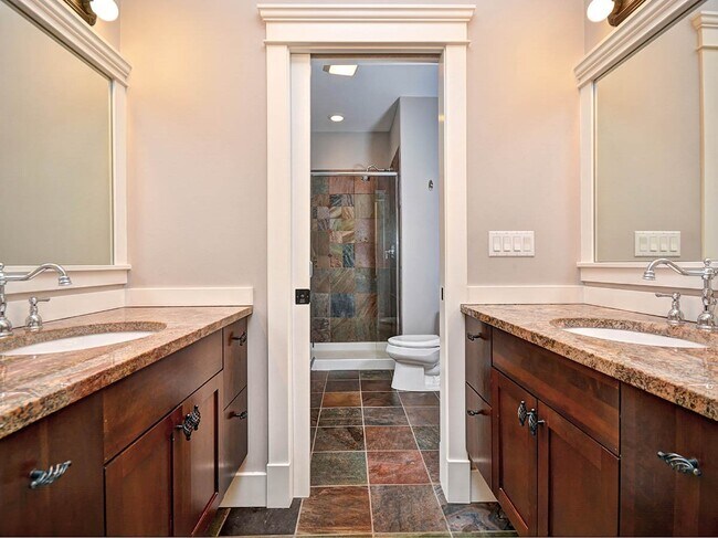 Building Photo - Amazing Kirkland Craftsman
